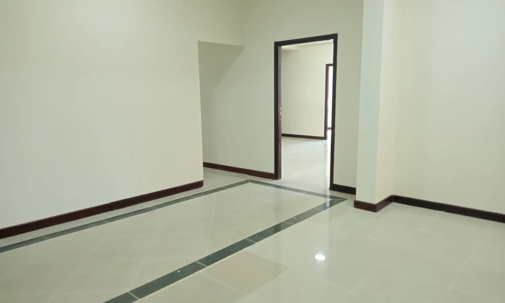 OFFICE SPACE | UNFURNISHED | PARKING AREA - Image 5