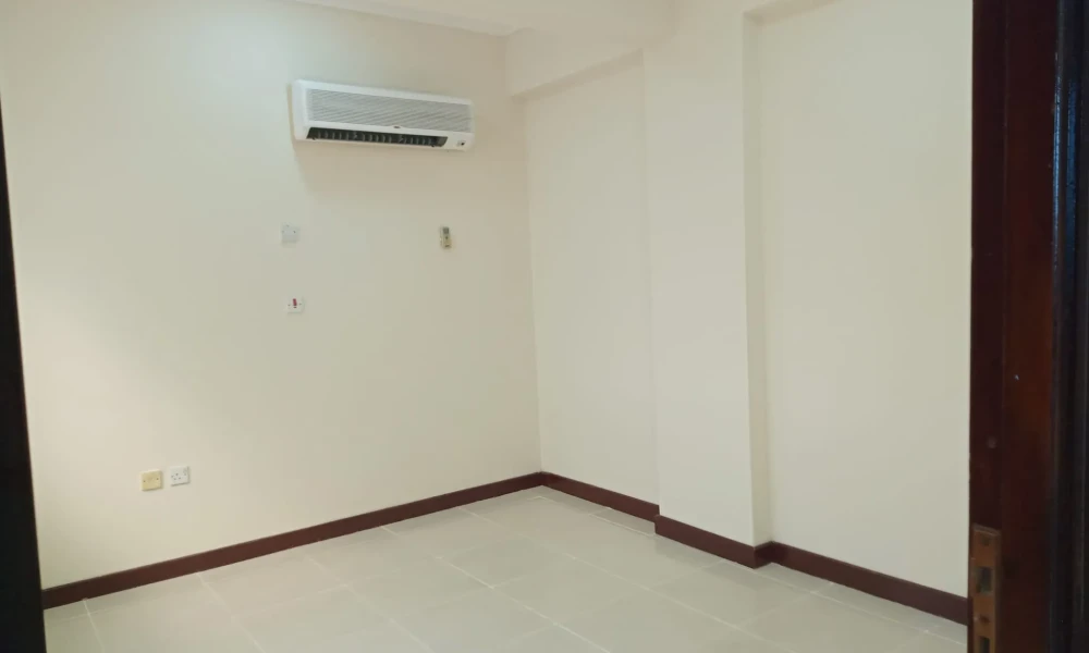 OFFICE SPACE | UNFURNISHED | PARKING AREA small 3