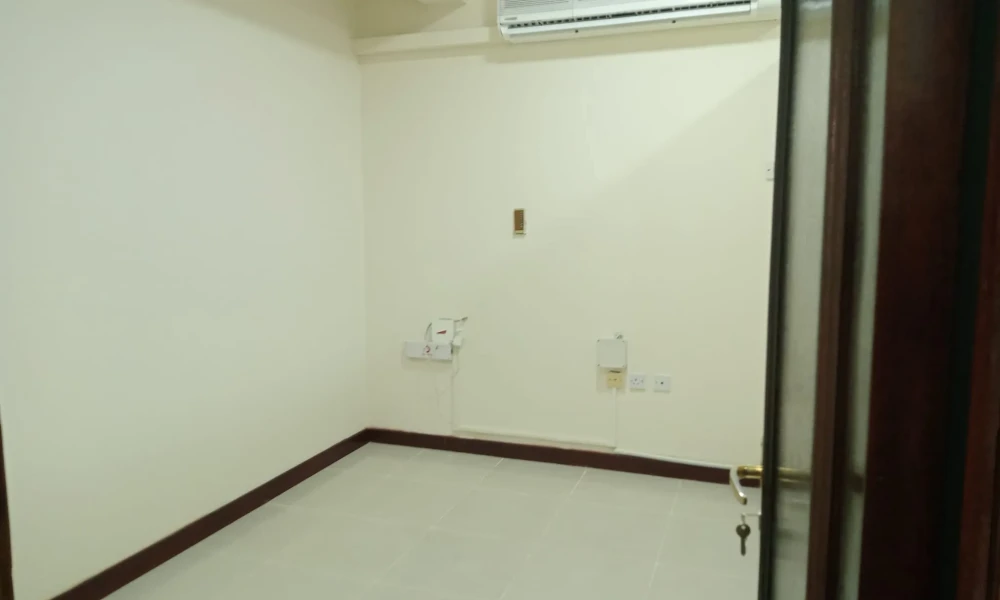 OFFICE SPACE | UNFURNISHED | PARKING AREA - Image 7