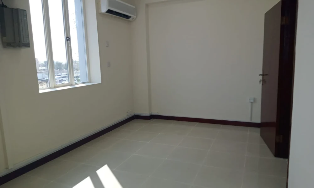 OFFICE SPACE | UNFURNISHED | PARKING AREA - Image 6