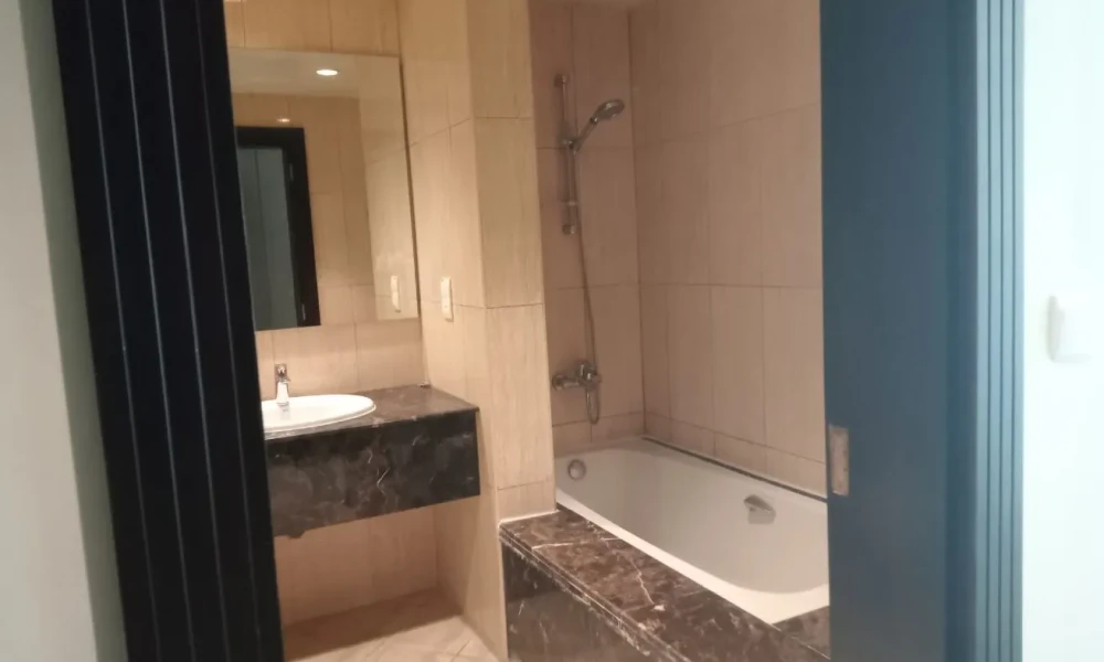 SPACIOUS 1BR + OFFICE | GREAT LOCATION| POOL & GYM - Image 5