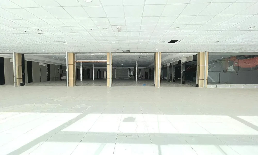SPACIOUS 1 CAR SHOWROOM | 3 OFFICE | FULLY-FITTED small 1