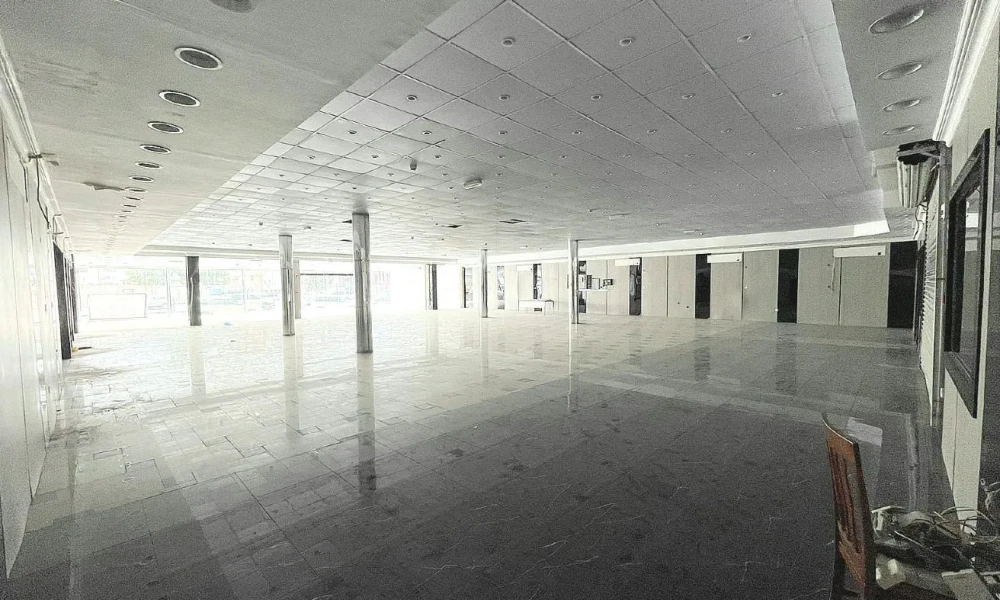 SPACIOUS 1 CAR SHOWROOM | 3 OFFICE | FULLY-FITTED - Image 4
