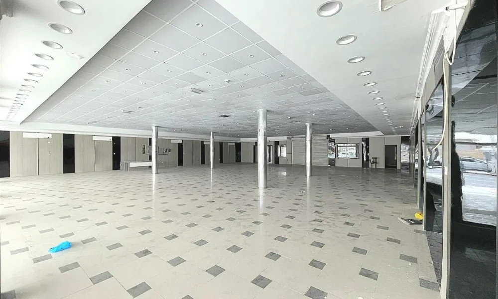 SPACIOUS 1 CAR SHOWROOM | 3 OFFICE | FULLY-FITTED - Image 5
