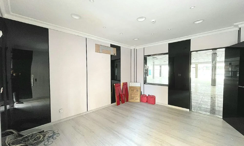 SPACIOUS 1 CAR SHOWROOM | 3 OFFICE | FULLY-FITTED - Image 6
