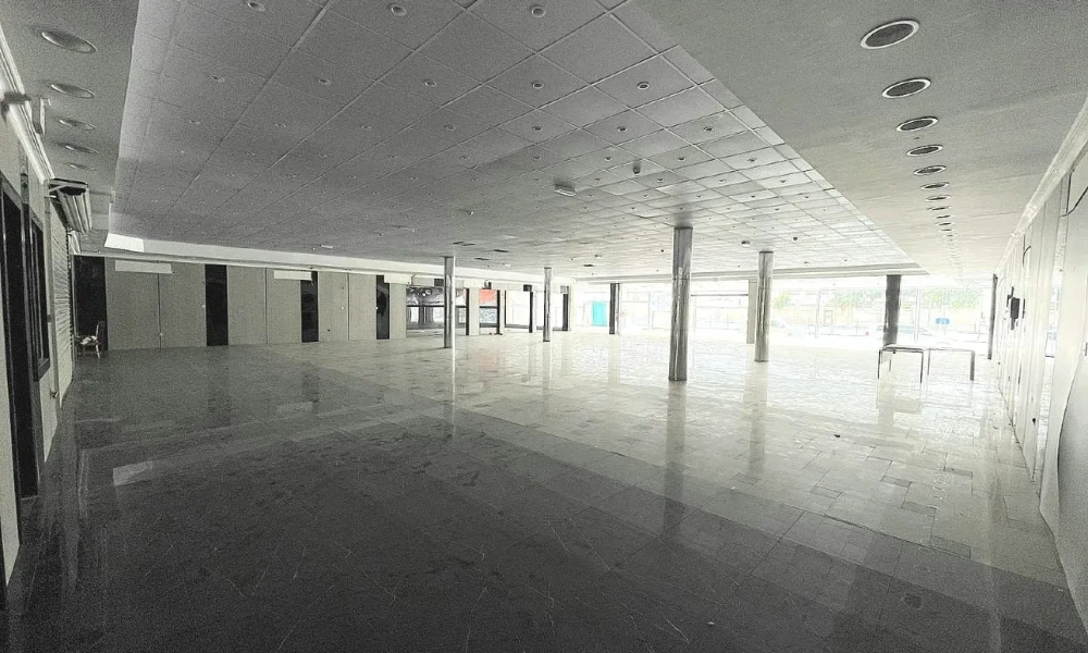 SPACIOUS 1 CAR SHOWROOM | 3 OFFICE | FULLY-FITTED small 3