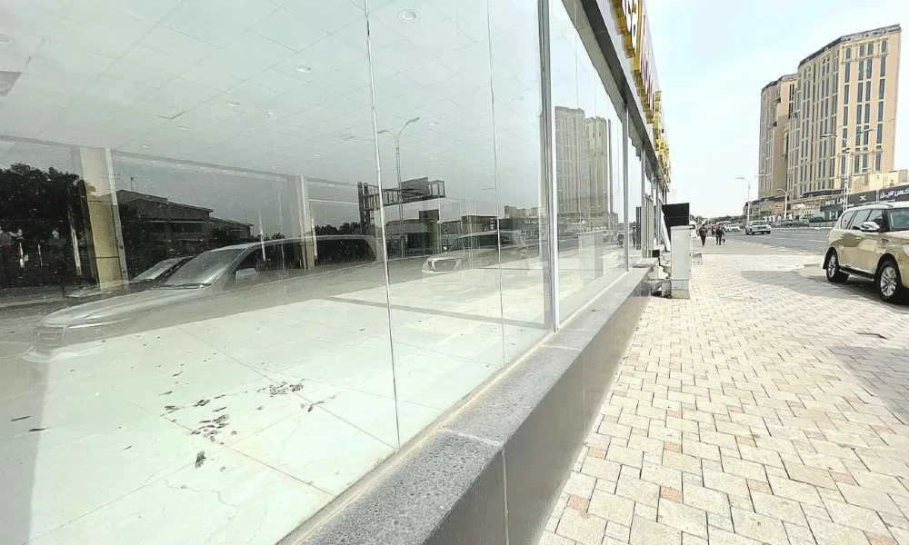 SPACIOUS 1 CAR SHOWROOM | 3 OFFICE | FULLY-FITTED - Image 7
