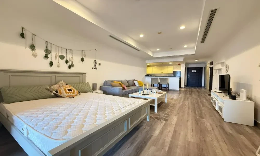 BILLS INCL. FF STUDIO W/ FULL AMENITIES + BALCONY - Image 4