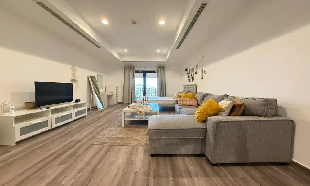 BILLS INCL. FF STUDIO W/ FULL AMENITIES + BALCONY small 3