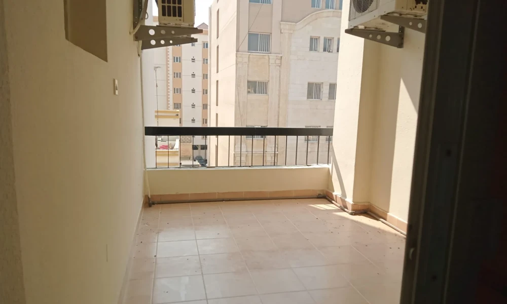 SPENICOUS 2 BHK UNFURNISHD NEAR TO METRO N CORNICH - Image 9