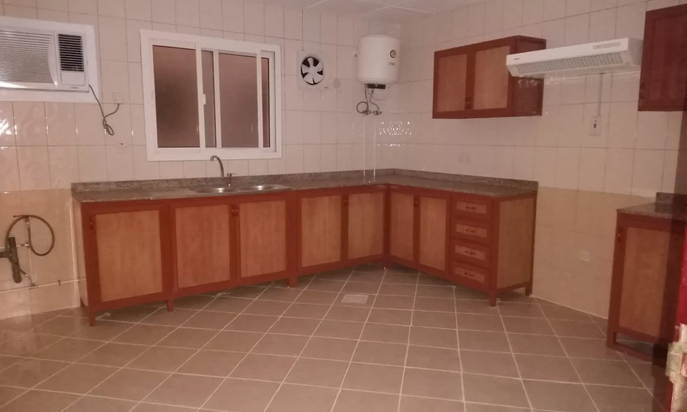 SPENICOUS 2 BHK UNFURNISHD NEAR TO METRO N CORNICH - Image 6