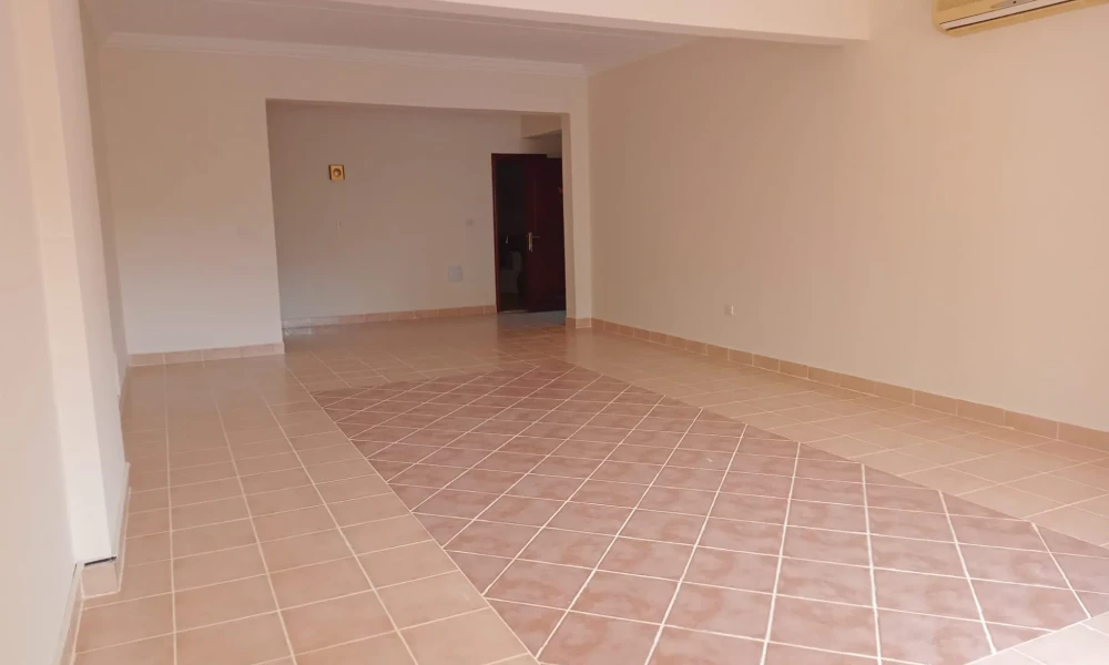 SPENICOUS 2 BHK UNFURNISHD NEAR TO METRO N CORNICH - Image 5