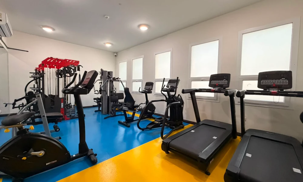 FULLY FURNISHED 2BR APT WITH POOL & GYM  - Image 10