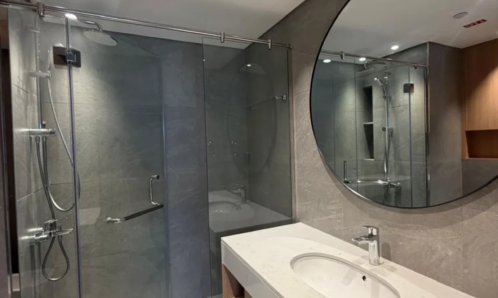 1 BR FOR SALE W/ BALCONY FURNISHED BOULEVARD VIEW - Image 4