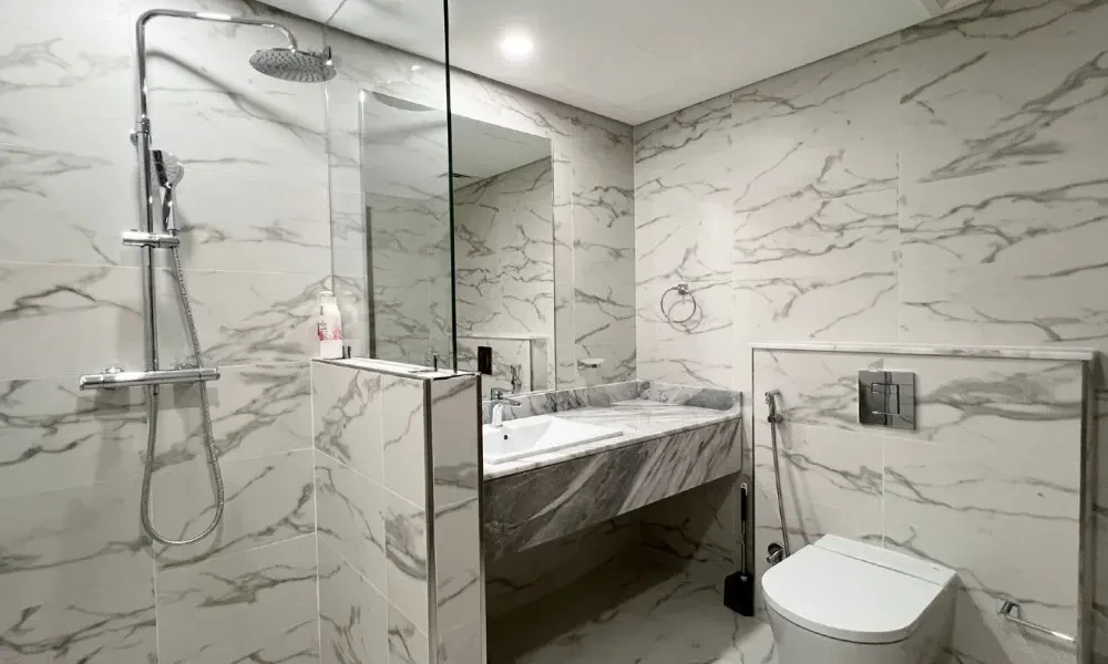 MODERN FF 2BR| W/ BALCONY SEA VIEW | POOL AND GYM - Image 5