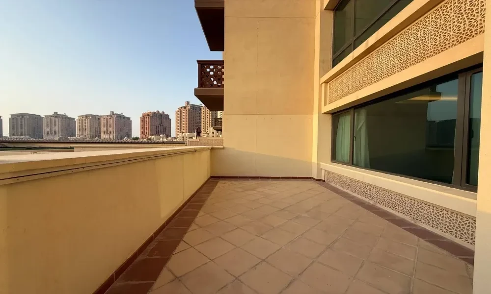 2 BR TOWNHOUSE W/ LARGE BALCONY | MARINA VIEW - Image 9