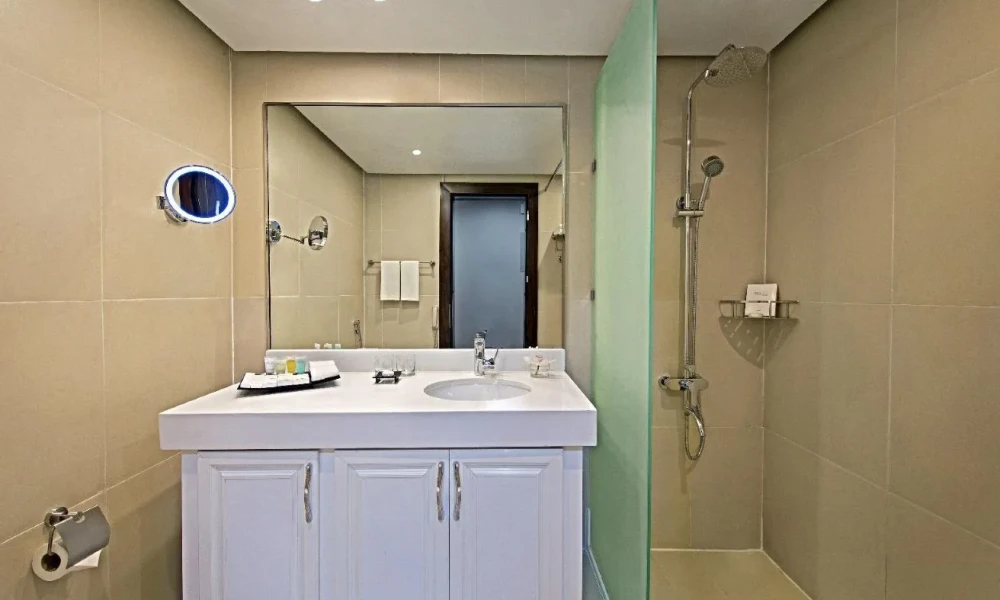 PREMIUM STUDIO LIVING | WEST BAY | ALL BILLS INCL small 3