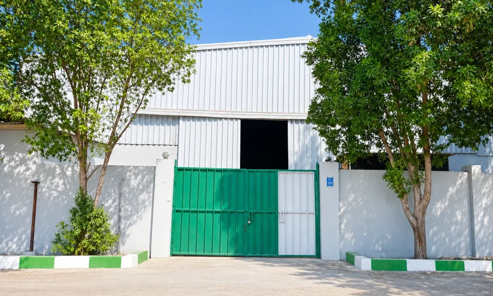 SPACIOUS WAREHOUSE | UNFURNISHED | INDUSTRIAL AREA - Image 9