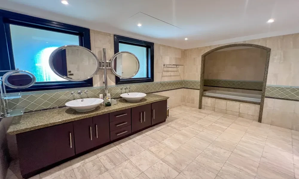 LUXURY PENTHOUSE W/ MAJLIS FOR SALE IN PEARL QATAR - Image 10