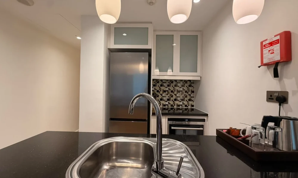 SERVICED 1 BEDROOM HOTEL APARTMENT BILLS INCLUDED small 1