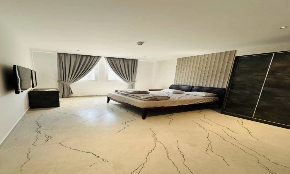 AMAZING OFFER 2 BHK FF W/BILLS AND BALCONY - Image 5