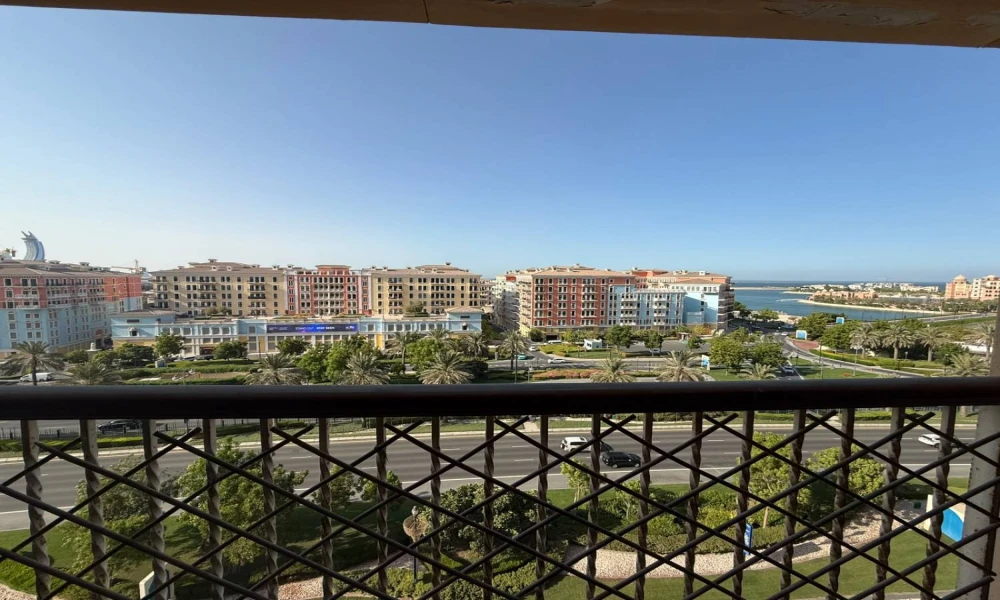 BILLS INCL. FF STUDIO W/ FULL AMENITIES + BALCONY