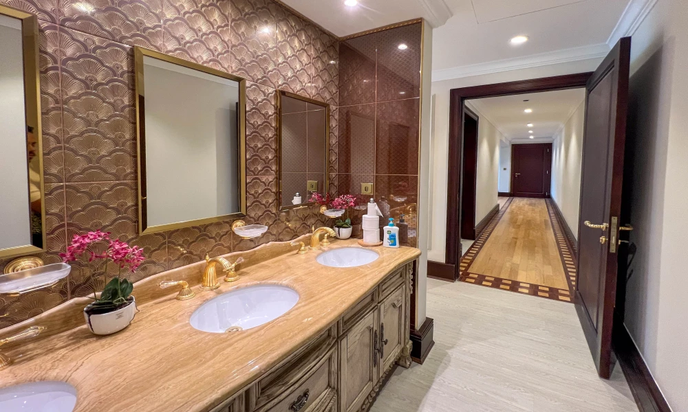 LUXURY PENTHOUSE W/ MAJLIS FOR SALE IN PEARL QATAR - Image 8