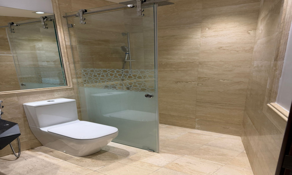 Modern 1BHK Fully Furnished Apartment in Al Sadd - Image 5