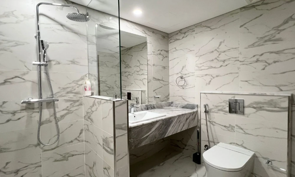 MODERN FF 2BR| W/ BALCONY SEA VIEW | POOL AND GYM - Image 5
