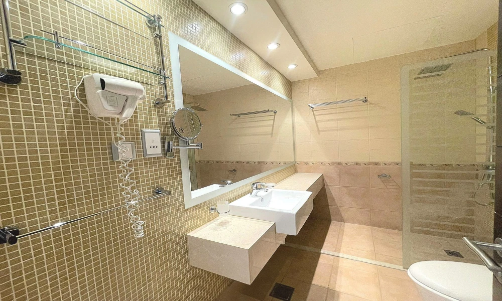 SEA VIEW APARTMENT IN WEST BAY | PLUS MAID'S ROOM small 2