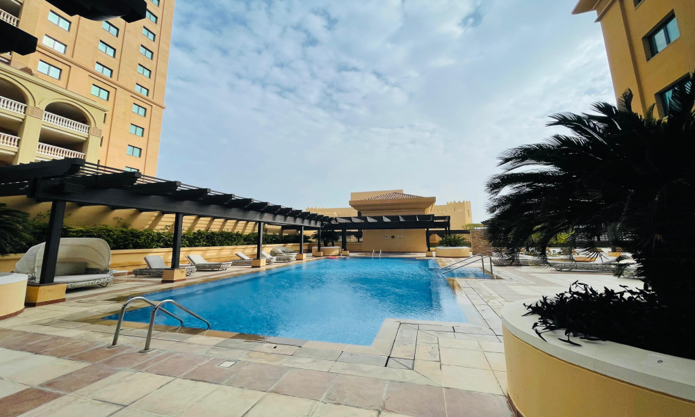 Studio Living in The Pearl Furnished for Rent - Image 4